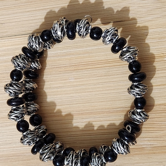 Hand Crafted Bracelet Coil Black and Silver Beaded Fits Most Memory Wire - Picture 1 of 10